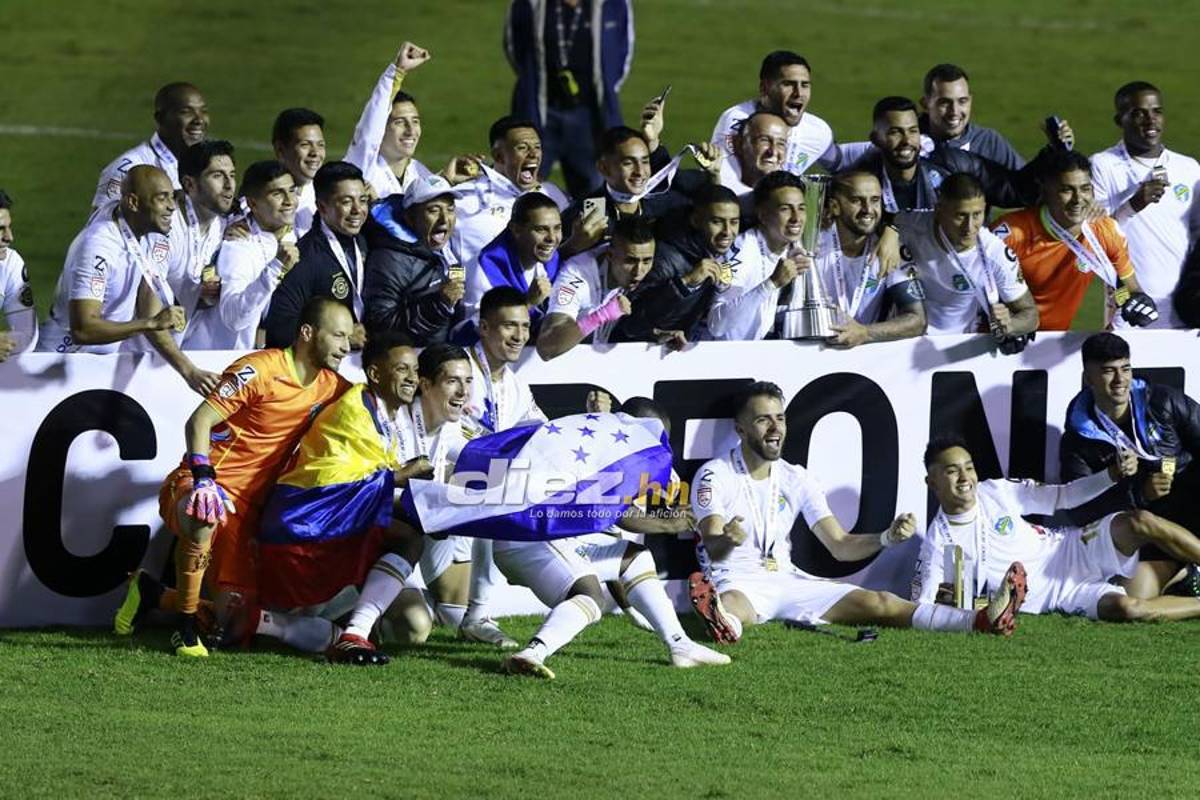 Caras largas y bronca en Motagua, el festejo de Comunicaciones y Júnior Lacayo con la bandera de Honduras