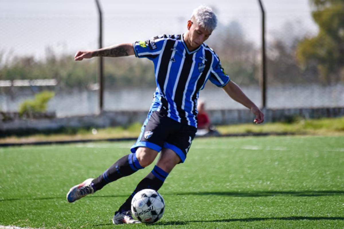 El que sepa de algo, me chifla: es profesional, lo tienen borrado en su equipo y busca nuevo club por Facebook