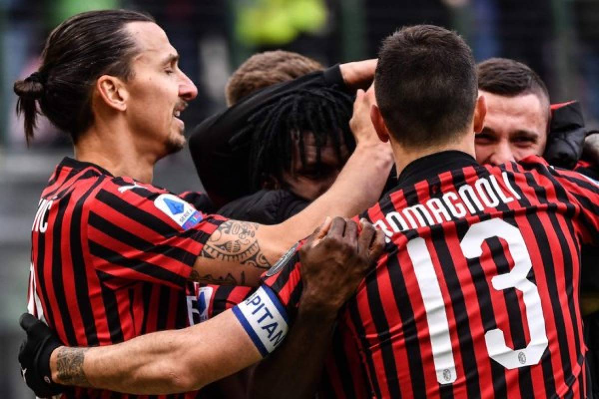 AC Milan's Swedish forward Zlatan Ibrahimovic (L) and teammates celebrate after Milan scored an equalizer during the Italian Serie A football match AC Milan vs Udinese on January 19, 2020 at the San Siro stadium in Milan. (Photo by Marco Bertorello / AFP)