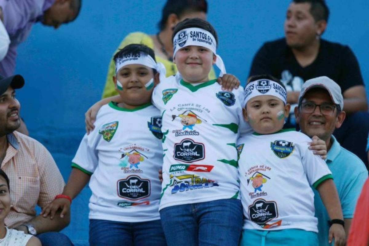 Bellas chicas, el curioso sistema de riego y la Copa en la final del Ascenso