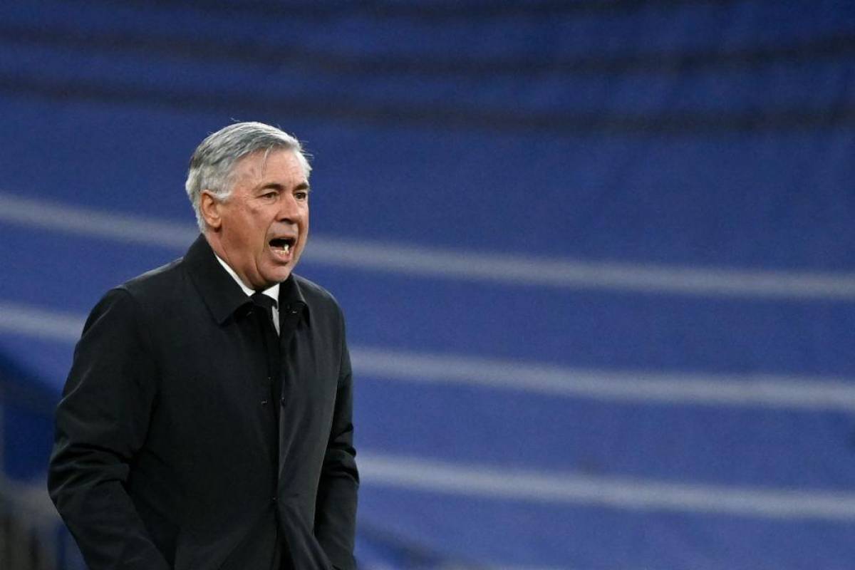 Carlo Ancelotti no para de dar indicaciones a sus jugadores en el Santiago Bernabéu.