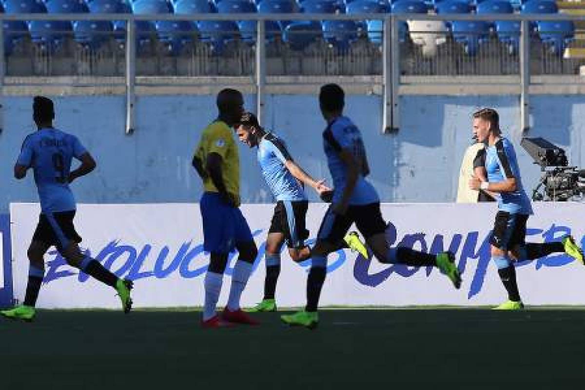 Uruguay's Nicolas Schiappacasse (c) celebrates with teammates after scoring against Brazil during their South American U-20 football match at El Teniente stadium in Rancagua, Chile on February 4, 2019. (Photo by CLAUDIO REYES / AFP)