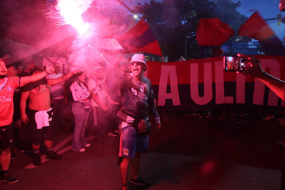 La bella barbie en el Nacional, el show de la Ultra Fiel y se burlan del Motagua en la previa del Olimpia-Cartaginés