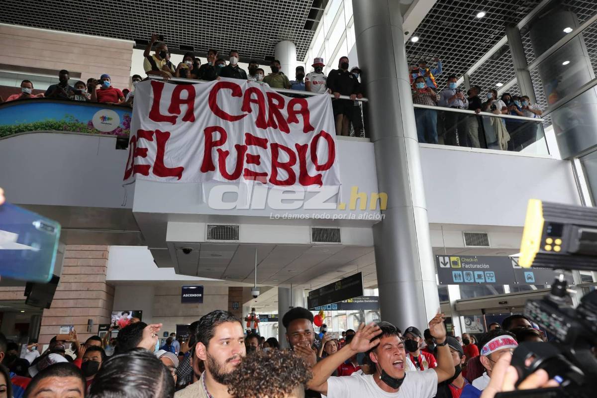 La llegada triunfal del campeón Olimpia a Honduras: La locura del ‘Patón’, el recibimiento a Bengtson y ¿quién bajó la copa?
