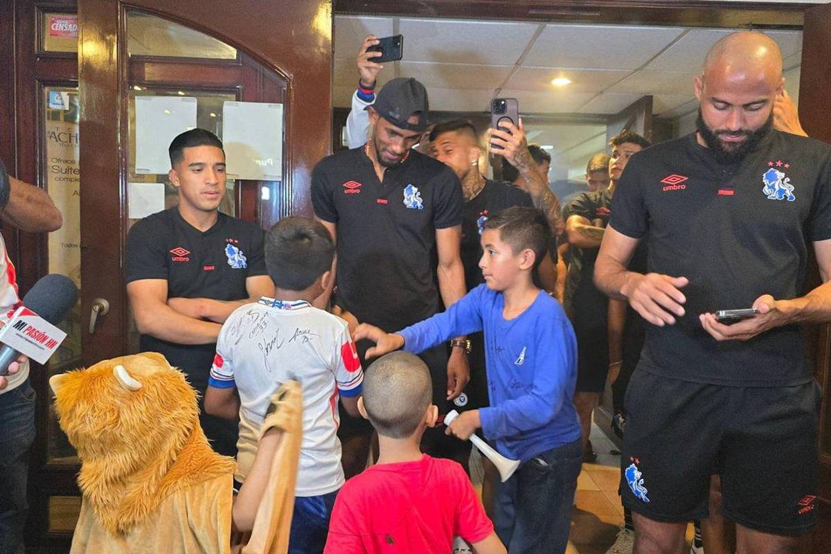 Fiesta Blanca: El banderazo de la Ultra Fiel, la actitud de los jugadores del Olimpia y el mensaje de Rafa Villeda para su afición