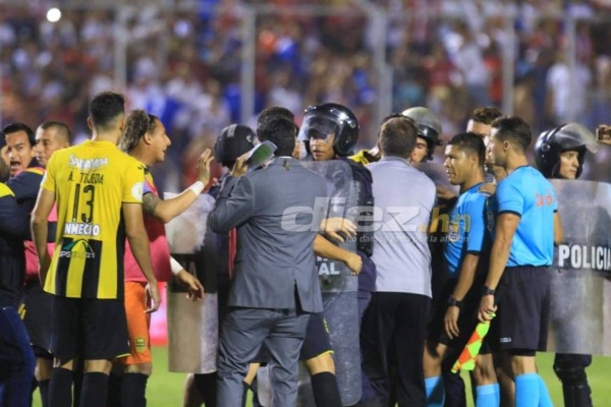 NO SE VIO EN TV: Así fue la despedida de Tato y el zafarrancho contra los árbitros