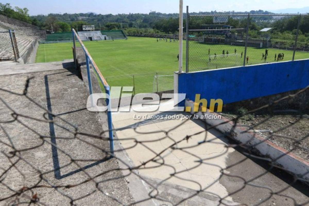 El feo y abandonado estadio donde entrena Honduras en Cuernavaca