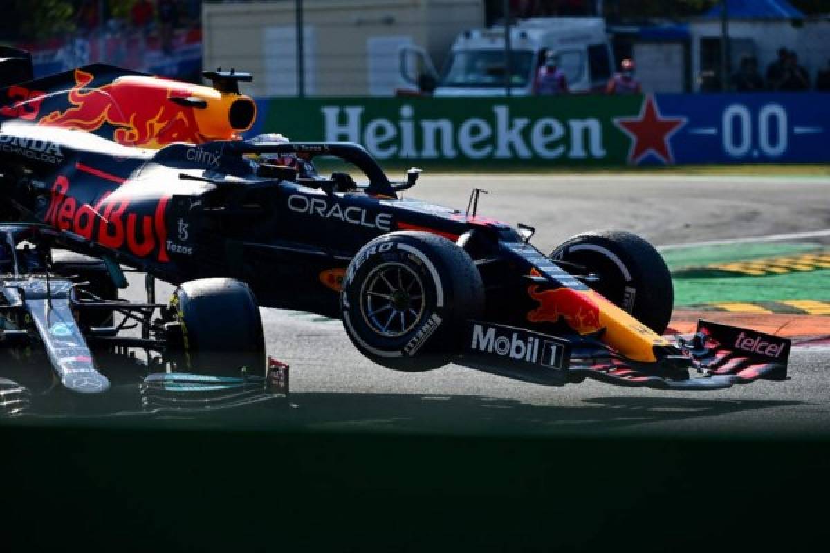 Impactante accidente: La llanta del auto de Verstappen pasó sobre la cabeza de Lewis Hamilton