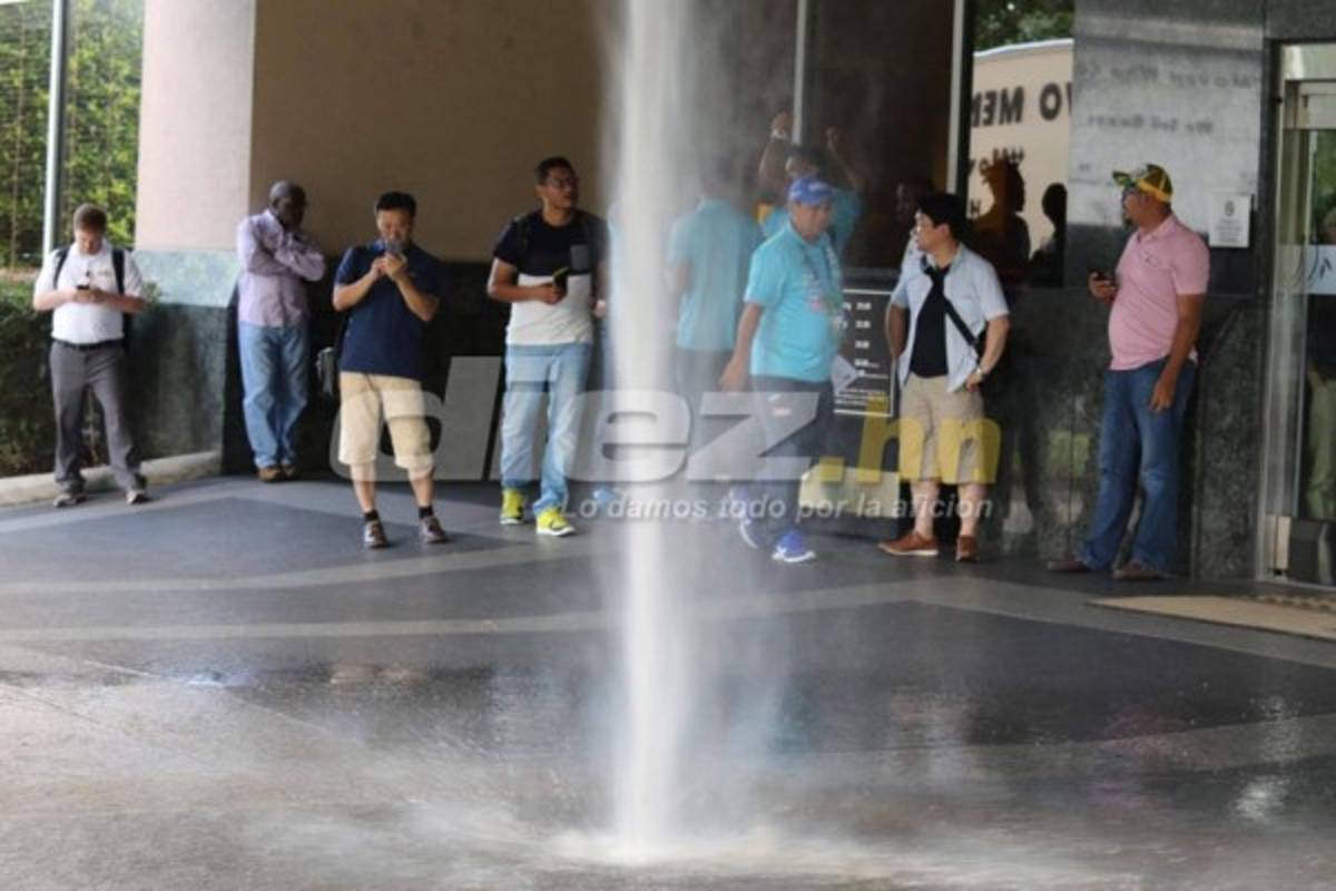 ¿Quién es la chica del tatuaje? Las imágenes de la llegada de Honduras a Houston  