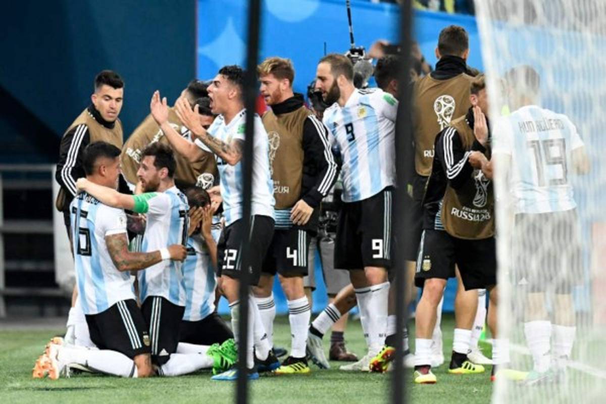 Lo que no se vio en TV: La fría celebración de Sampaoli con Messi y el show de Maradona en las gradas