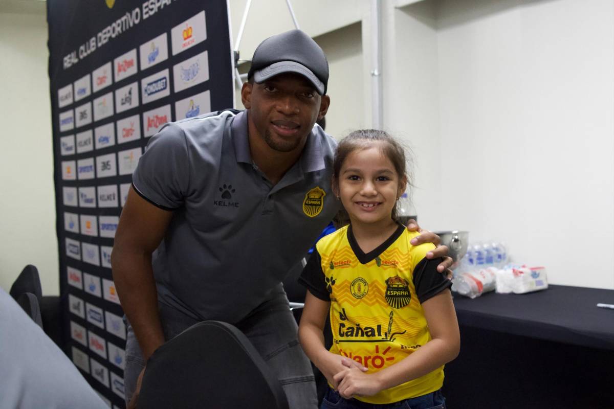 Real España mantiene la buena vibra del liderato en la Liga Nacional de Honduras y comparte con los fanáticos aurinegros