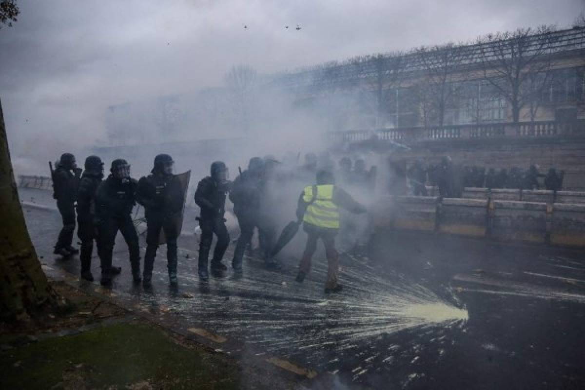 París bajo fuego: Caos y terror en Francia en una violenta protesta