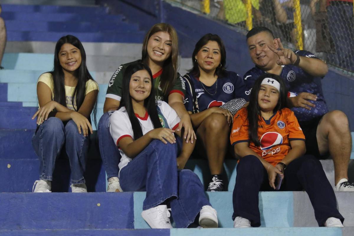 ¡Qué muñecas! Hermosas chicas levantaron suspiros en el Marathón-Motagua que se jugó en el Morazán