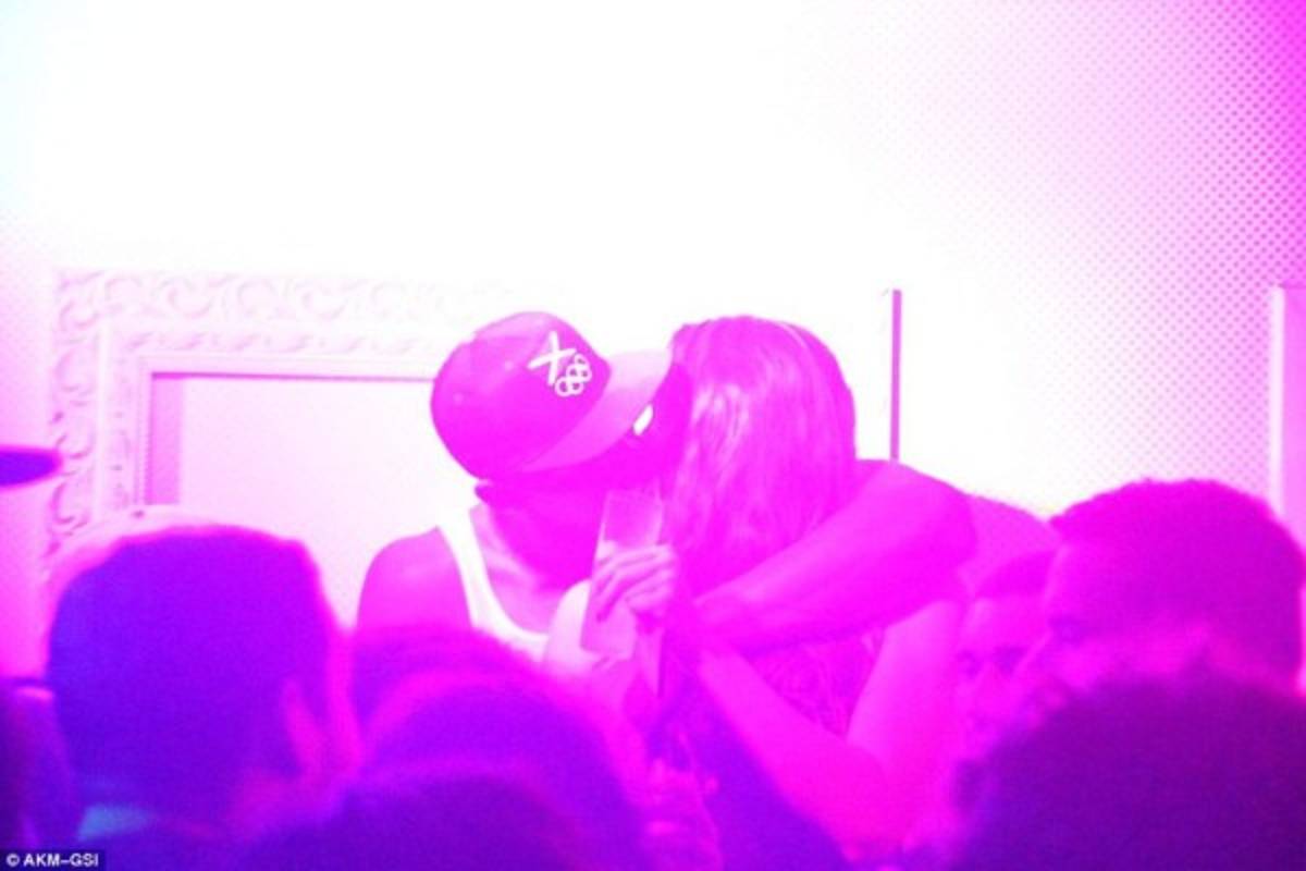 Escandalosas fotos de la fiesta de Usain Bolt ¡con una tercera mujer!