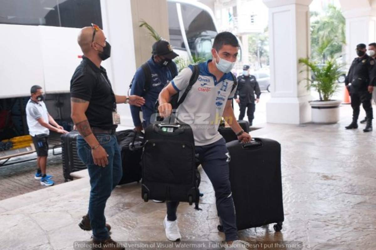 Bien resguardados, con pruebas PCR y muy sonrientes; así arribó la Selección de Honduras a El Salvador
