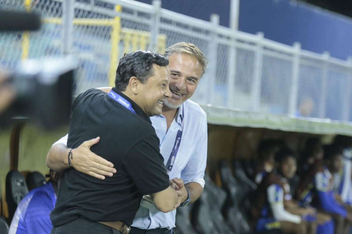 Llegando al Nacional se le avalanzaron a Moreira, las bellezas del Real España y el detalle de Jefryn Macías