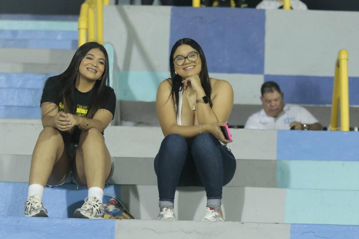 Llegando al Nacional se le avalanzaron a Moreira, las bellezas del Real España y el detalle de Jefryn Macías