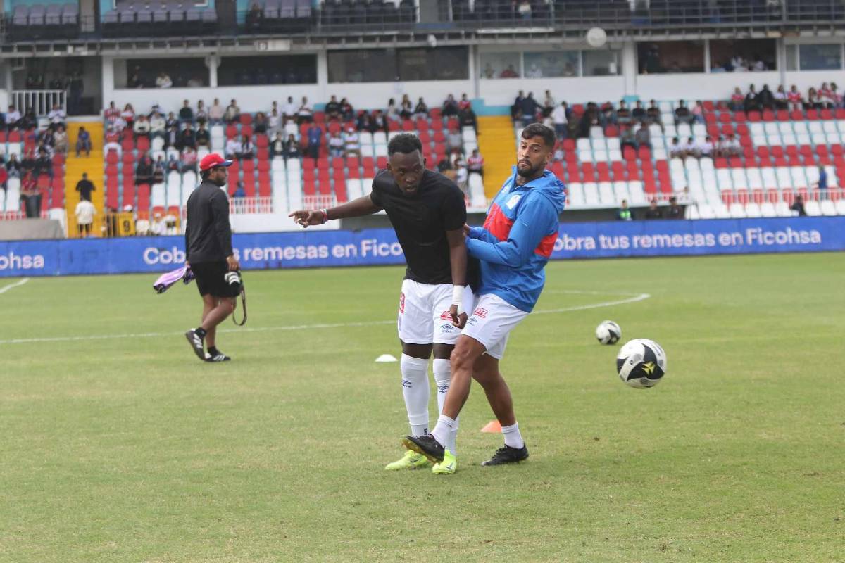Alberth Elis vivió un día especial al volver a jugar, los saludos de Eduardo Espinel y el festejo de Jorge Benguché en la victoria del Olimpia