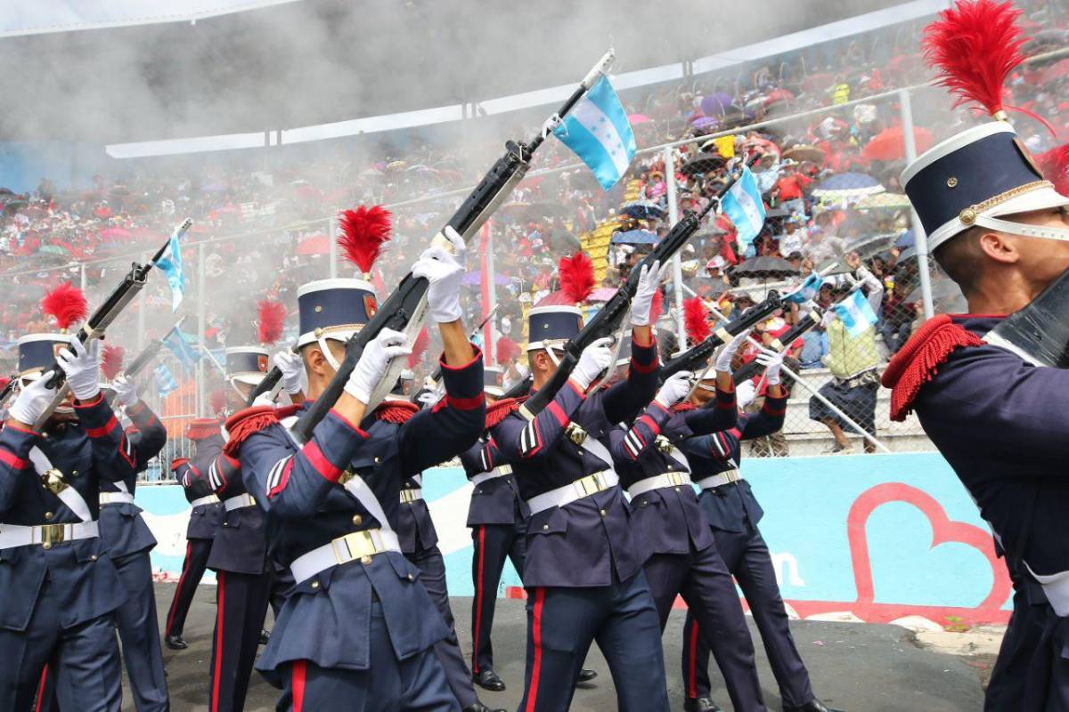 Honduras: tiktokers en excelencia académica, bellas presentadoras, Teófimo López presente y patriotismo en el desfile del 15 de septiembre