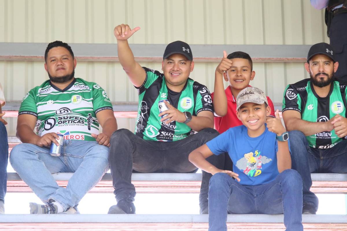 ¿Quién es la aficionada que robó suspiros? Ambientazo se vive con el partido del descenso entre Juticalpa FC y Real Sociedad
