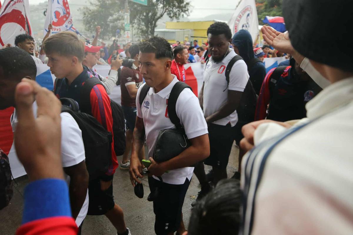 Imágenes: Así le reclamó la Ultra Fiel al Olimpia, los encerraron ¿Cuál fue la reacción de Eduardo Espinel?