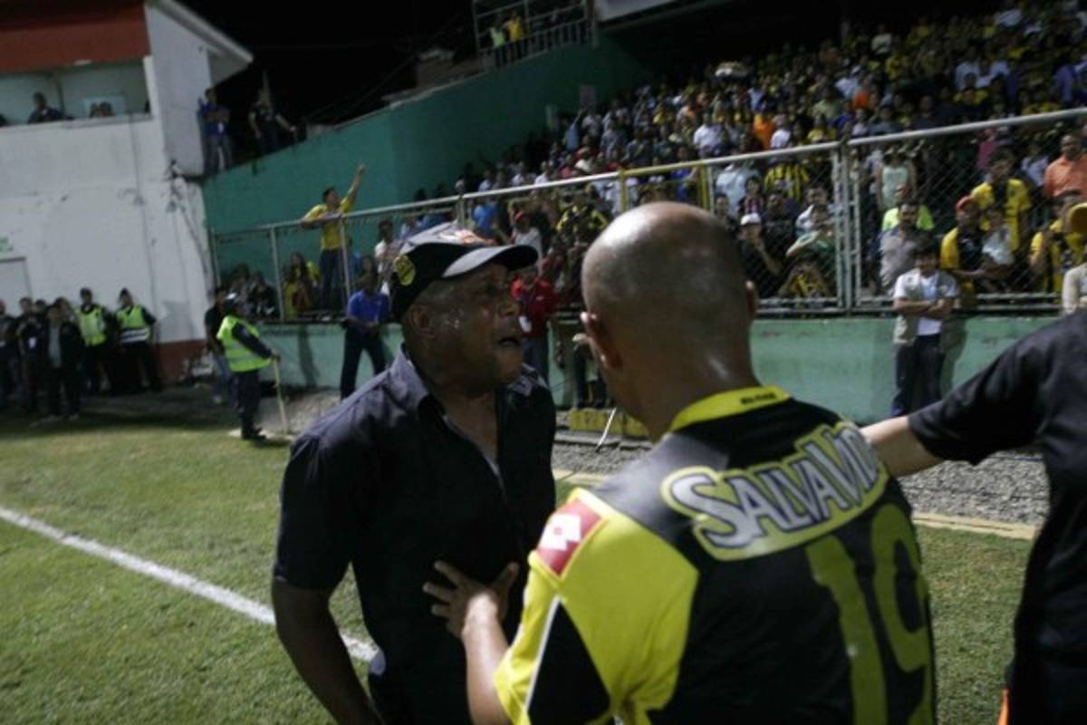 Las 'rabietas' más recordadas de los entrenadores hondureños por las que fueron expulsados