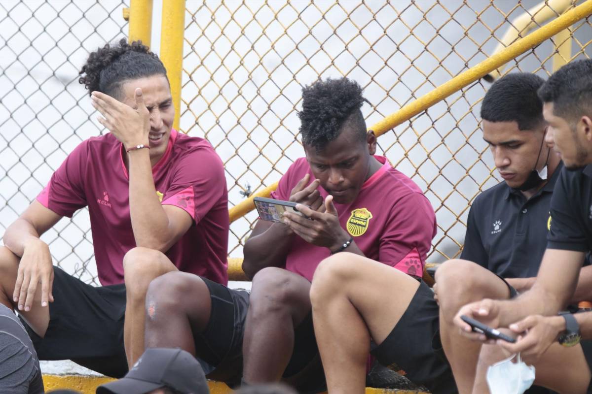 ¿A quién ‘espiaba’ Héctor Vargas? Derroche de bellezas, pasillo a Motagua, el abrazo de Obando con su hijo y tremendo ambiente en Olancho