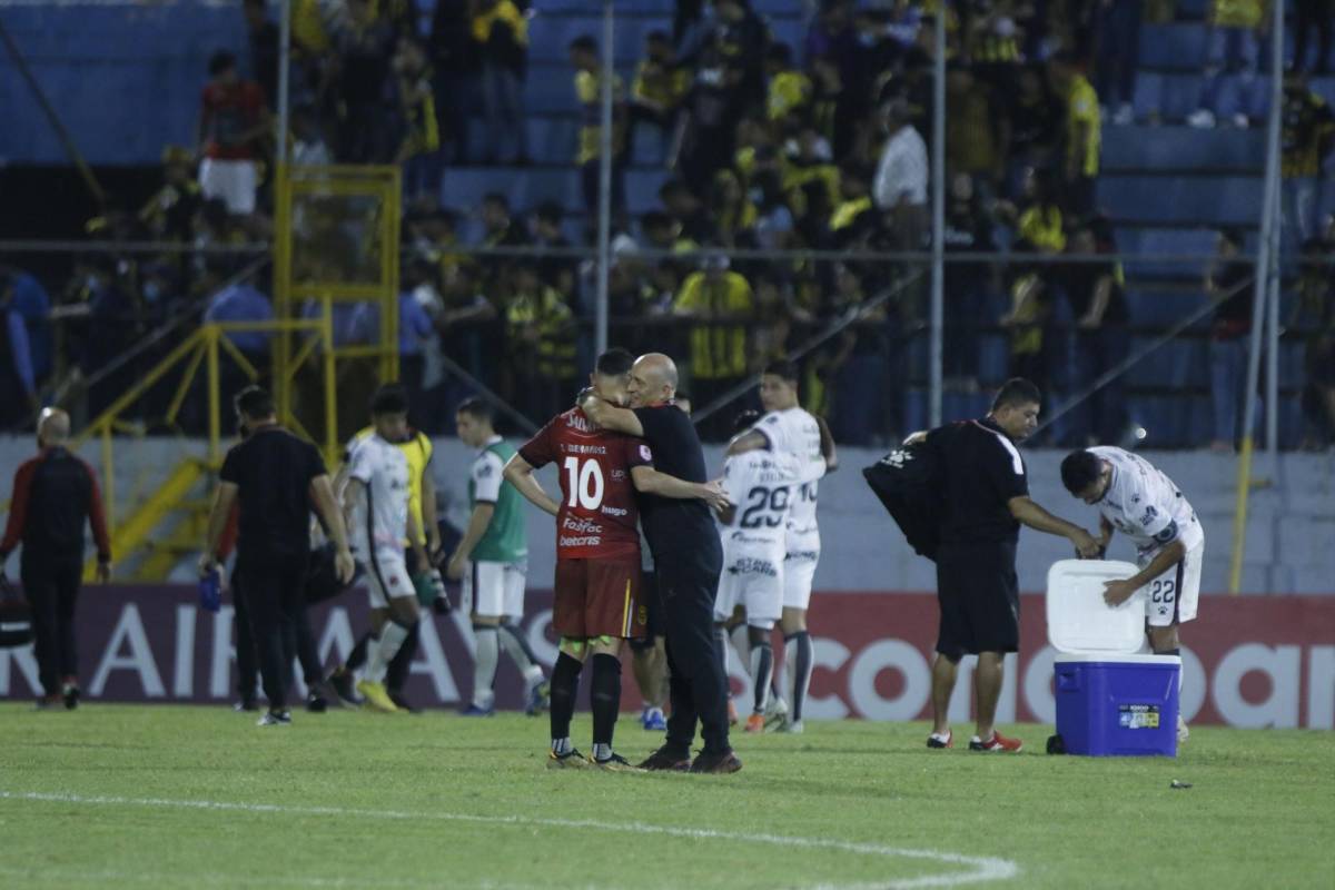 Insultos, abucheos y objetos lanzados a su persona: Fabián Coito no fue bien recibido por la afición catracha en el Francisco Morazán