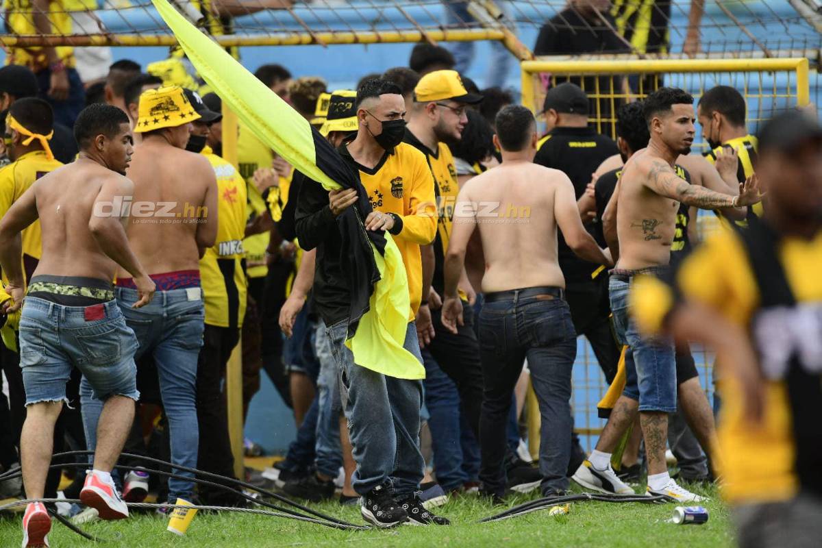 Vergonzosas imágenes: Así fueron los actos vandálicos de los aficionados del Real España en el estadio Olímpico tras perder la final
