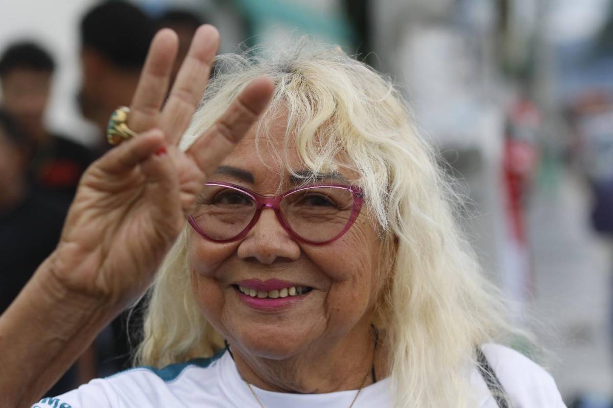 Ambientazo en el estadio Rubén Deras, hermosas jóvenes y ni la lluvia detiene la gran final del ascenso de Honduras entre CD Choloma y Platense