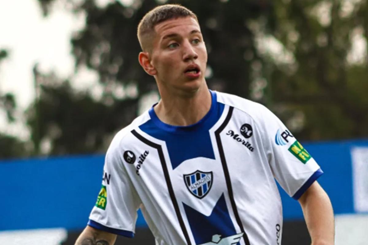 El que sepa de algo, me chifla: es profesional, lo tienen borrado en su equipo y busca nuevo club por Facebook