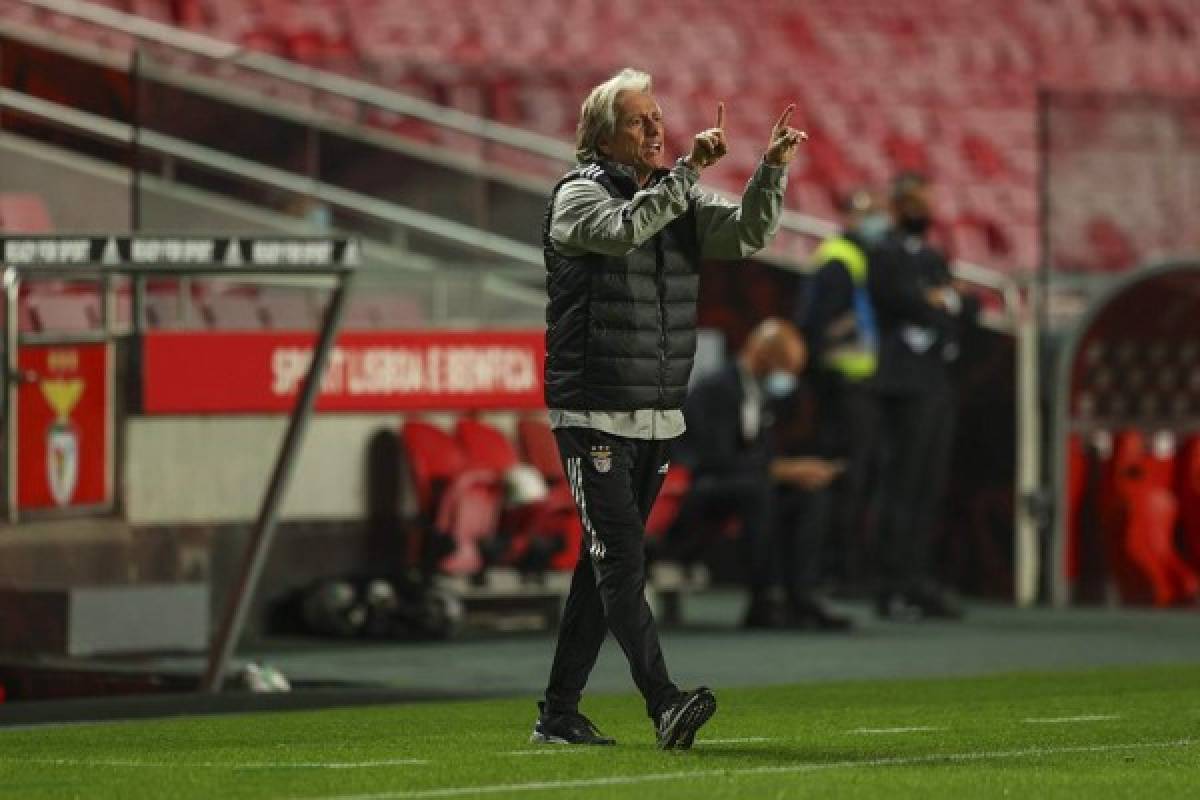 ¡Euforia y júbilo! El festejo del Boavista al vencer a Benfica con Alberth Elis como el mejor del partido