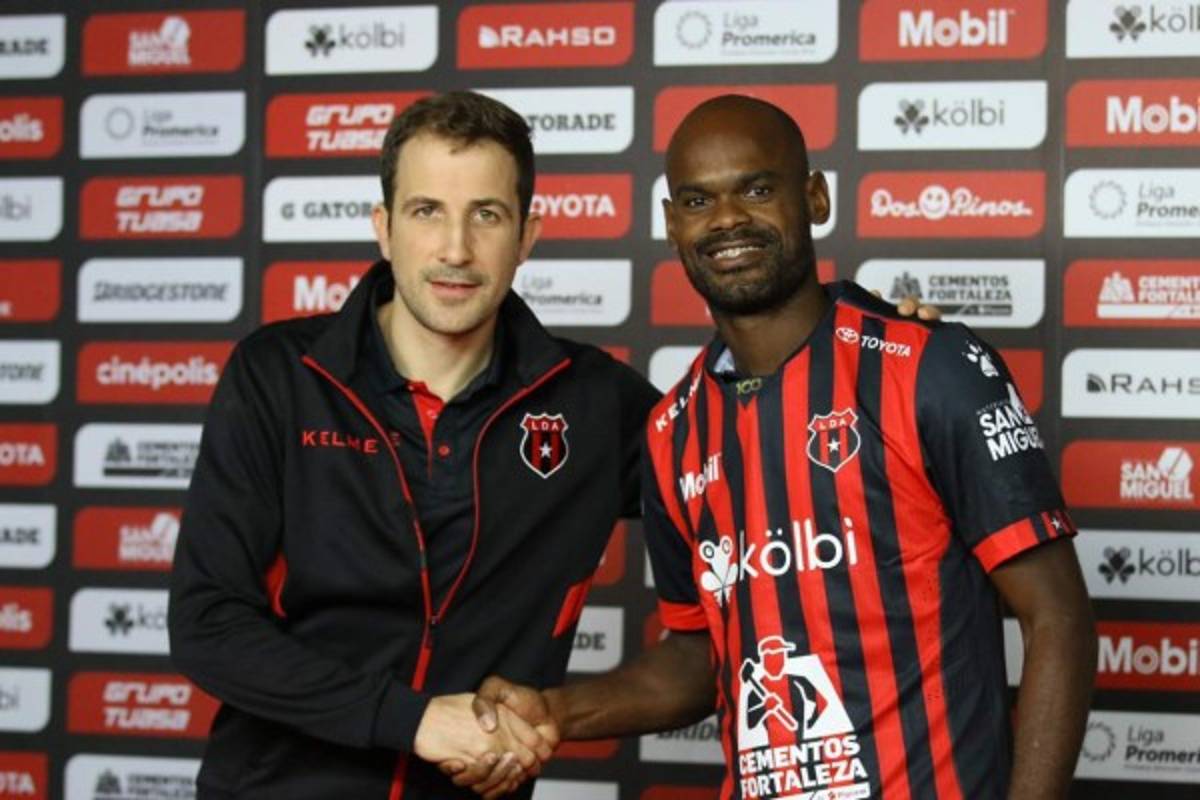 ¿Seguirá Alex López? Posibles fichajes en Alajuelense y movimientos tras salir campeones