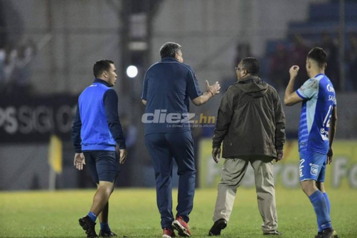 Latas, vasos y caja de cerveza: Diego Vázquez se descontroló en el Morazán