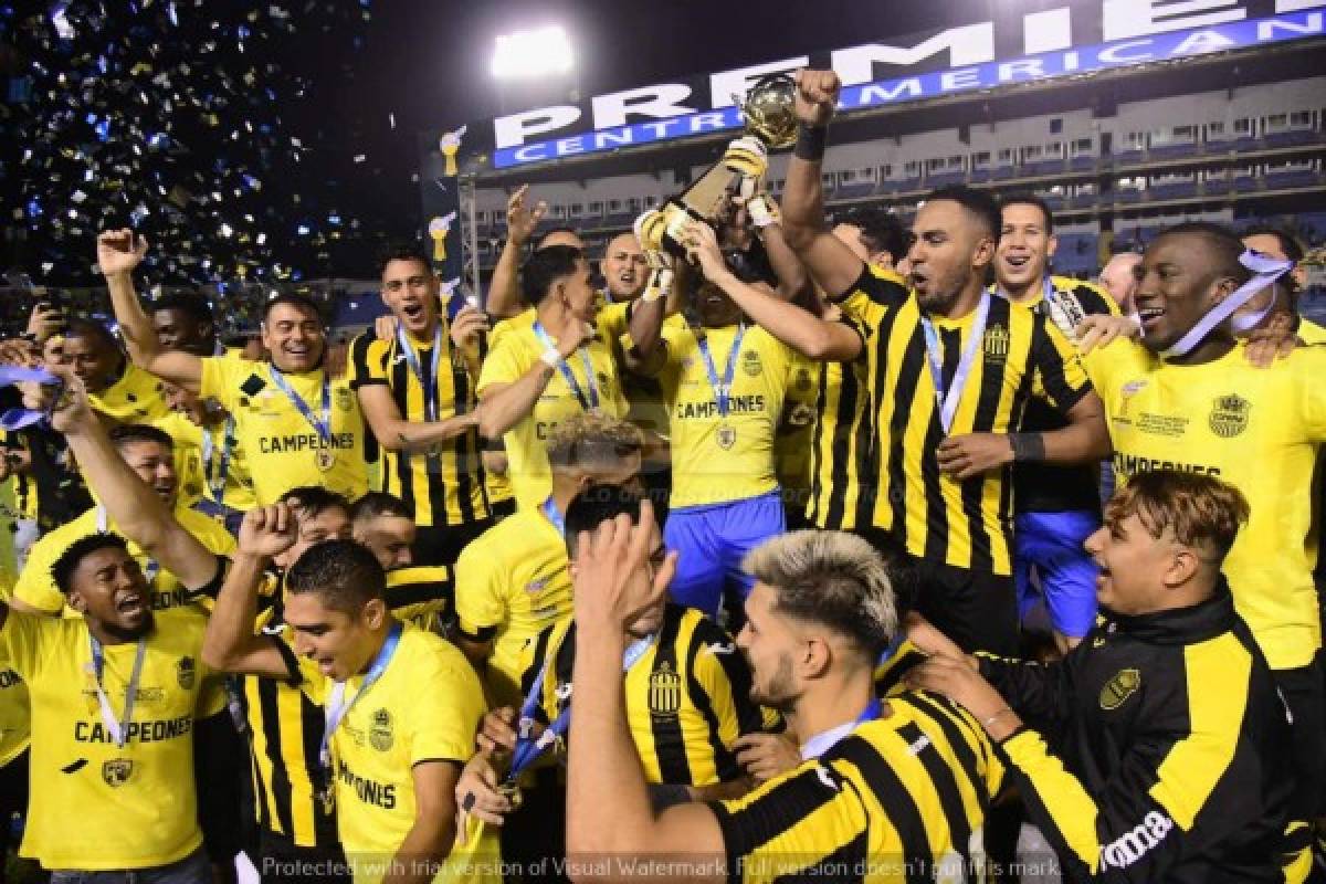 ¡Besos y gritos! La eufórica celebración de Real España, campeón de la Copa Premier