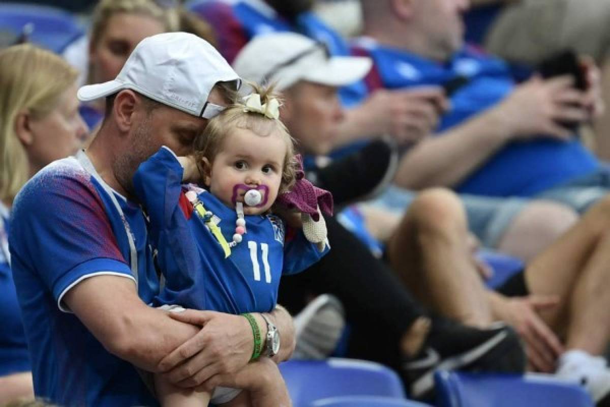 CURIOSAS: El jugador de Islandia que recibió consuelo de su esposa y la celebración nigeriana