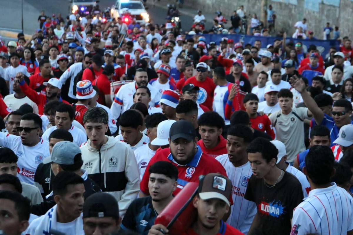 ¿Quién era la bella dama de blanco? Mixco sorprende con trajes y la Ultra se roba el show