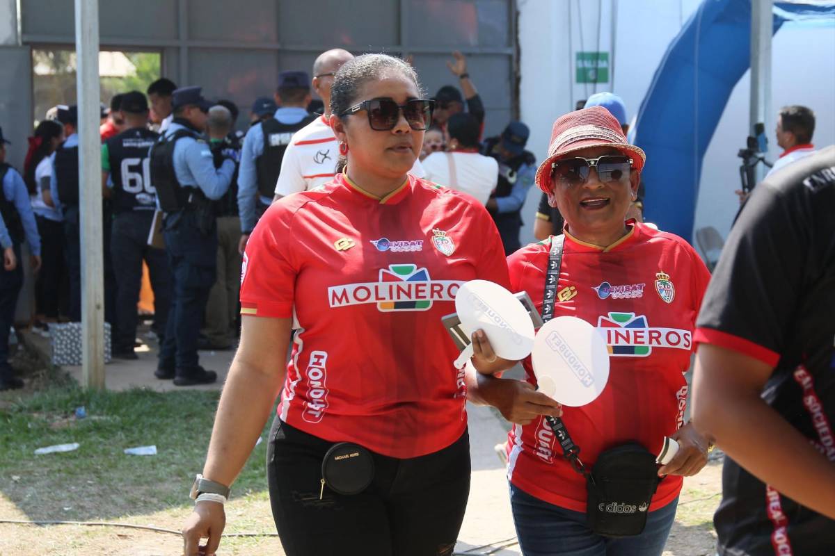 ¿Quién es la aficionada que robó suspiros? Ambientazo se vive con el partido del descenso entre Juticalpa FC y Real Sociedad