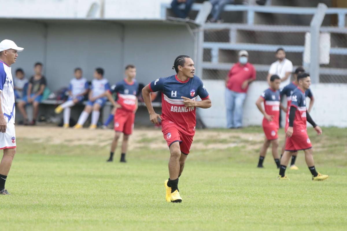 Se retiró jugando con el Atlético Júnior de El Negrito, Yoro del ascenso hondureño.