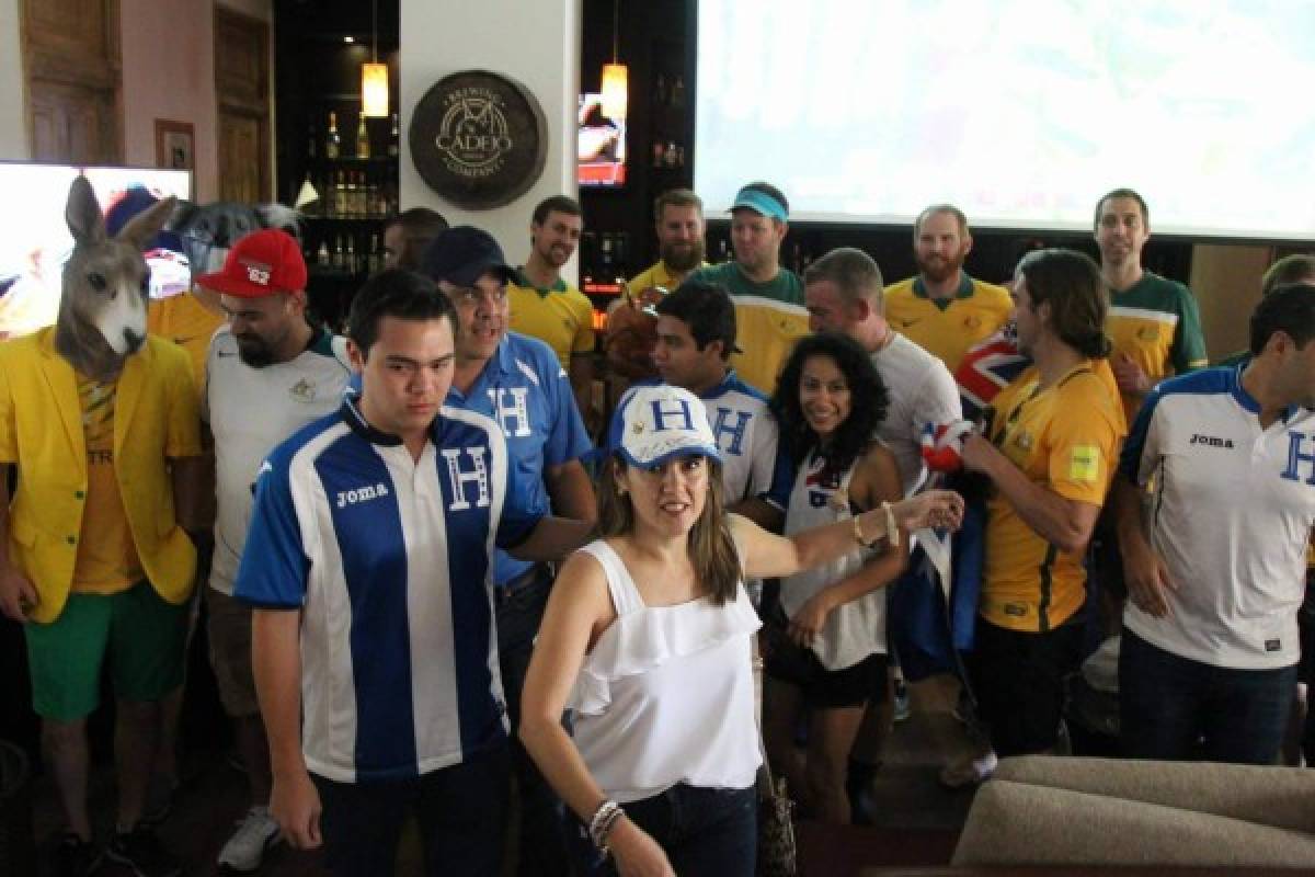 FOTOS: Con cerveza en mano y bailando punta, así la pasaron los australianos en Honduras