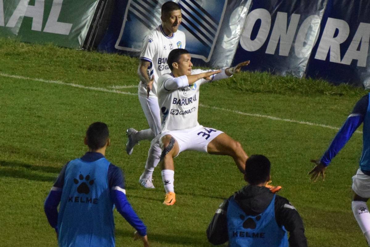 Así celebró su gol en el clásico de Guatemala el hondureño Kevin López.