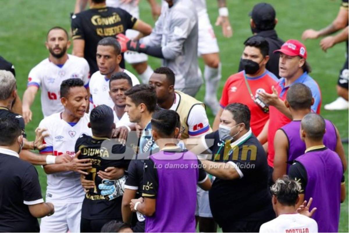 ¡Zafarrancho en el Motagua-Olimpia! Troglio y Diego Vázquez enloquecen; la agresión del Chino López