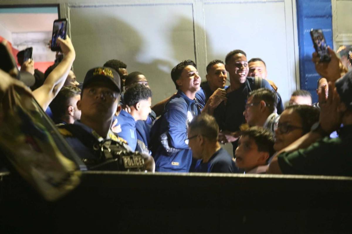 ¡Locura! Afición de Motagua arropa al club con banderazo; niño sorprende a Javier López