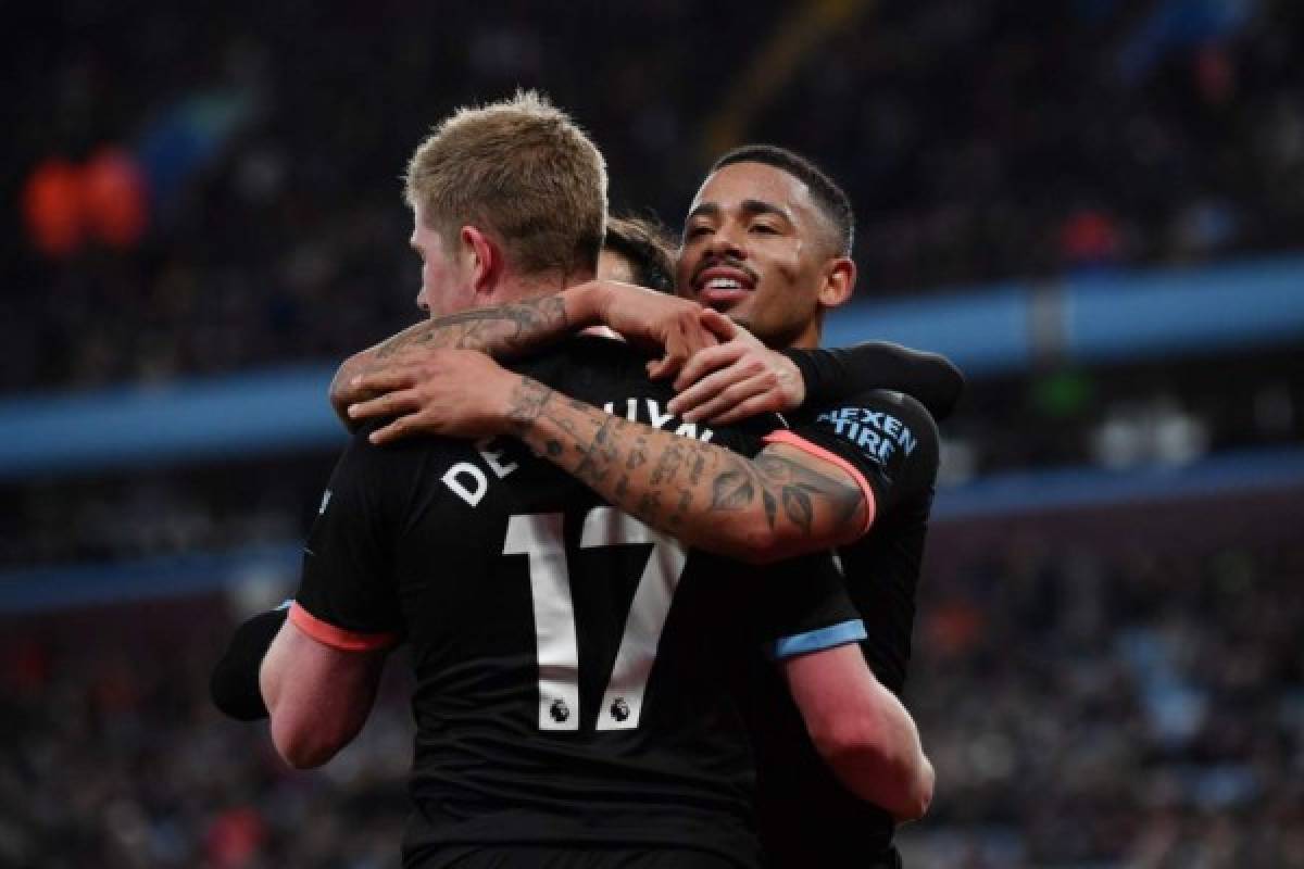Manchester City's Brazilian striker Gabriel Jesus (R) celebrates scoring their fourth goal with Manchester City's Belgian midfielder Kevin De Bruyne (L) during the English Premier League football match between Aston Villa and Manchester City at Villa Park in Birmingham, central England on January 12, 2020. (Photo by Paul ELLIS / AFP) / RESTRICTED TO EDITORIAL USE. No use with unauthorized audio, video, data, fixture lists, club/league logos or 'live' services. Online in-match use limited to 120 images. An additional 40 images may be used in extra time. No video emulation. Social media in-match use limited to 120 images. An additional 40 images may be used in extra time. No use in betting publications, games or single club/league/player publications. /