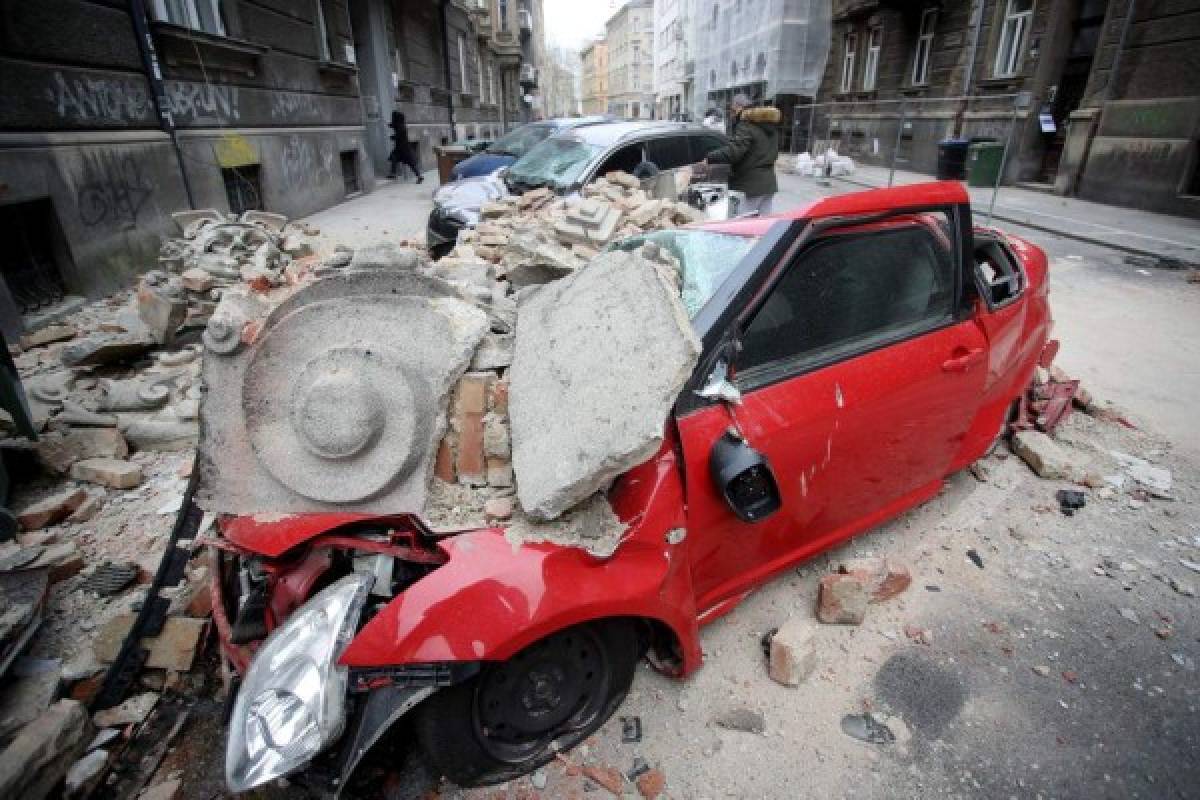A photograph taken on March 22, 2020 shows a car destroyed by building rubbles in the streets of downtown Zagreb, after an earthquake hit the country at 06:00 am (0500 GMT). - A 5.3-magnitude earthquake shook the Croatian capital of Zagreb on March 22, 2020, damaging buildings and cutting electricity in a number of neighbourhoods. (Photo by Damir SENCAR / AFP)