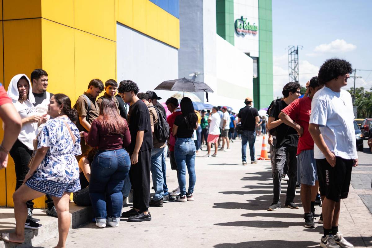 ¡Es una locura! Largas filas para comprar los boletos del partido de tiktokers entre Honduras y El Salvador