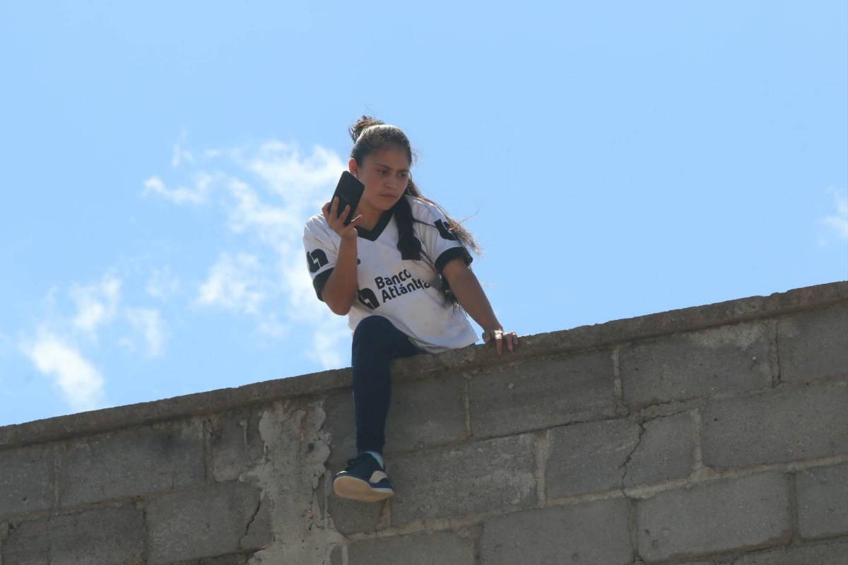 Europeos en las gradas, las bellezas de La Paz y en el muro para ver el Génesis vs Olimpia