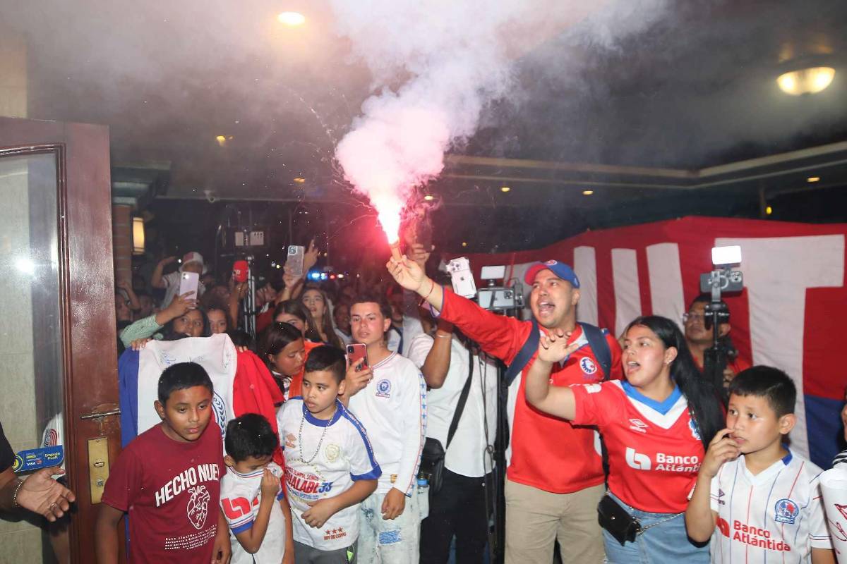 ¡Una locura de banderazo! Afición del Olimpia se desborda junto al plantel pensando en la corona 39