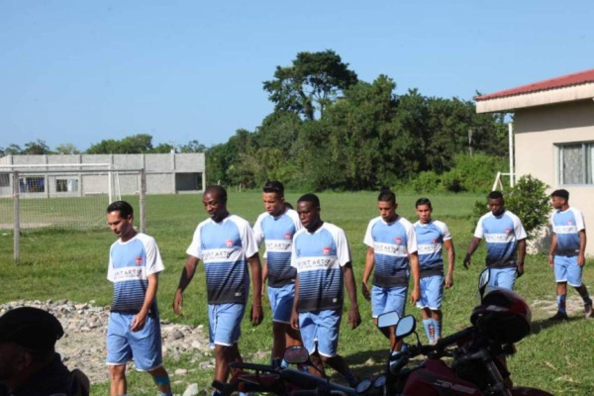 Puntual y corrector, así fue el primer entreno de Héctor Castellón en su regreso al Vida