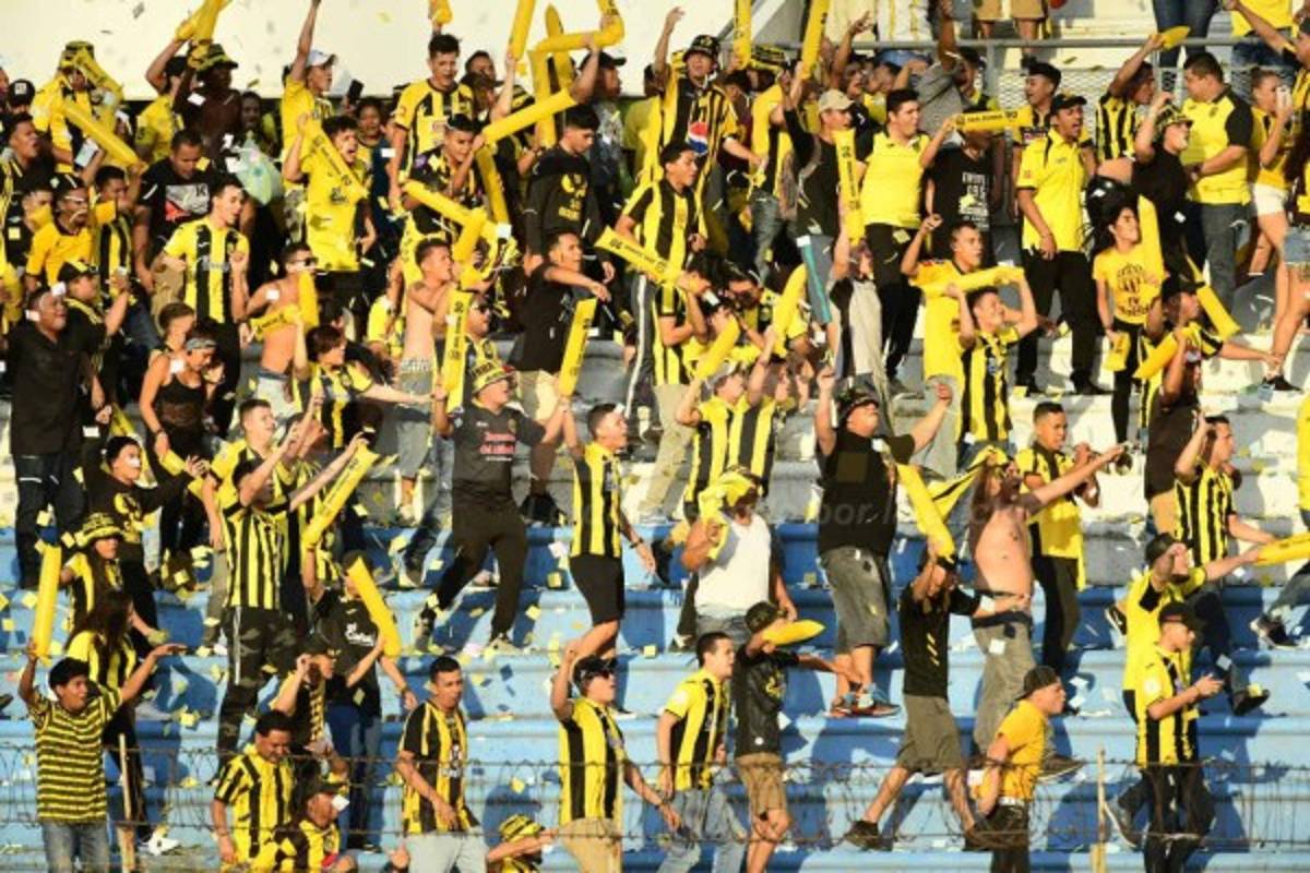 Policías y militares coparon el Olímpico; las provocaciones entre barras no pararon